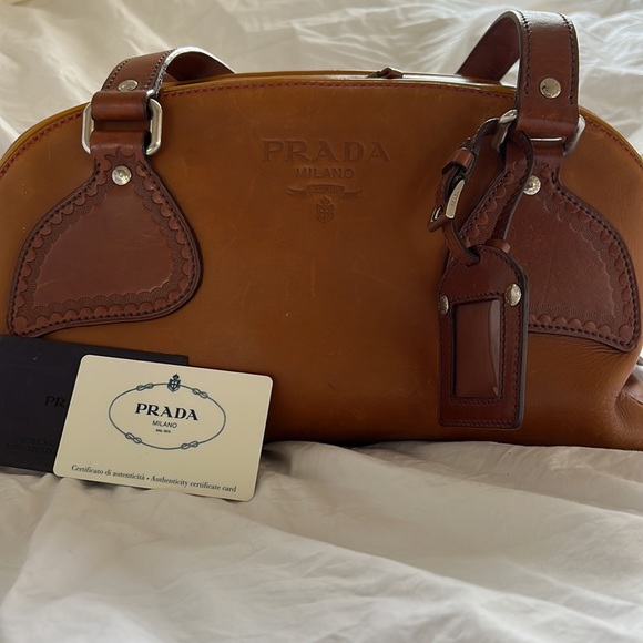 Over the shoulder Prada bag - Picture 3 of 13